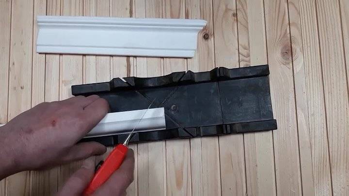 Как вырезать угол на потолочном плинтусе правильно - видео и фото
