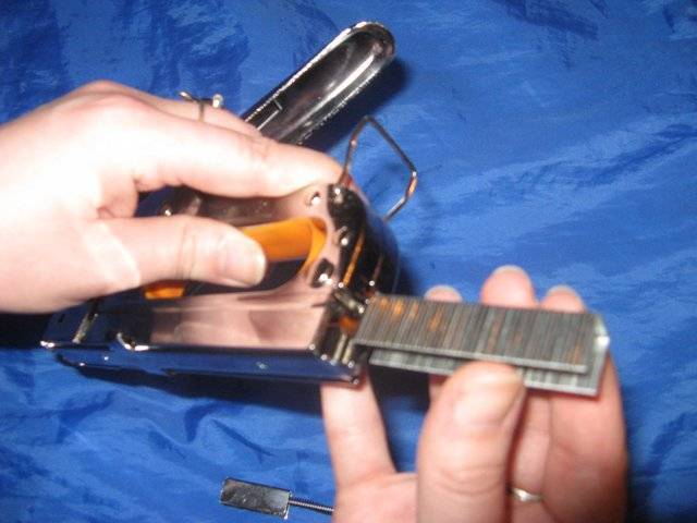 Как заряжать гвозди в степлер - moy-instrument.ru - обзор инструмента и техники