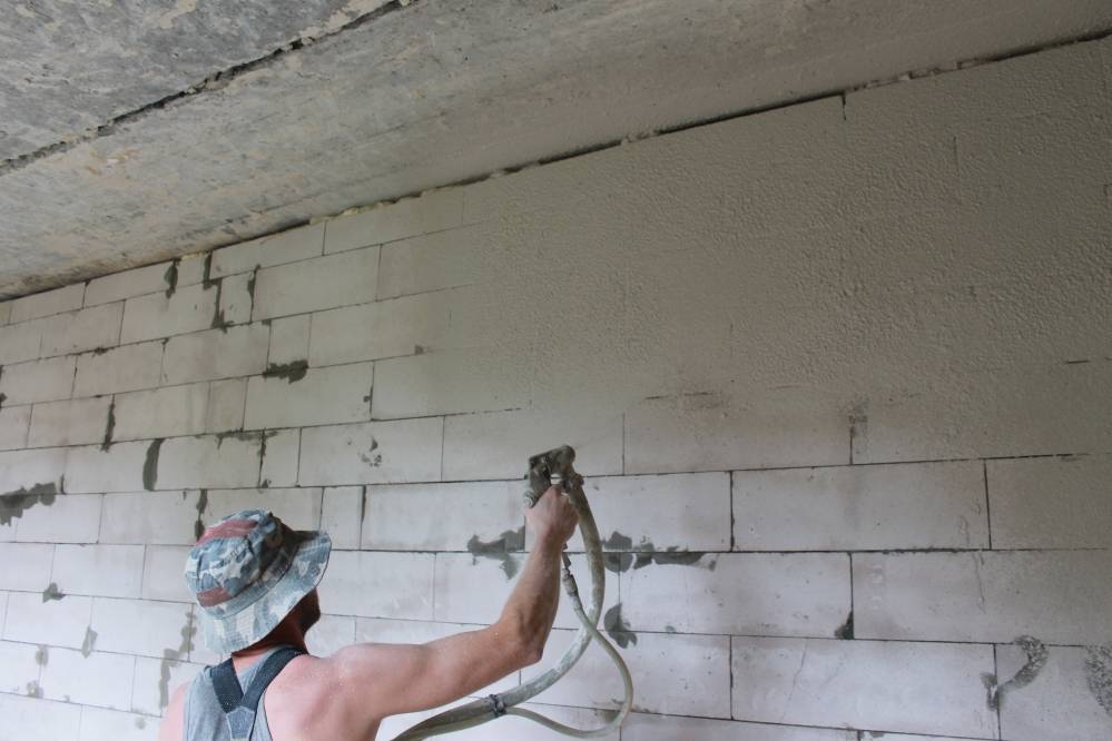 Оштукатуривание стен из газобетона внутри помещения