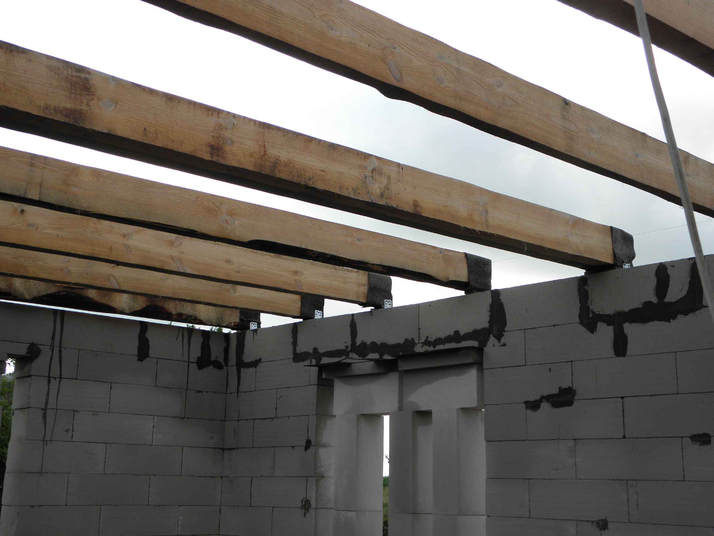 балки перекрытия деревянные под крышу дома фото