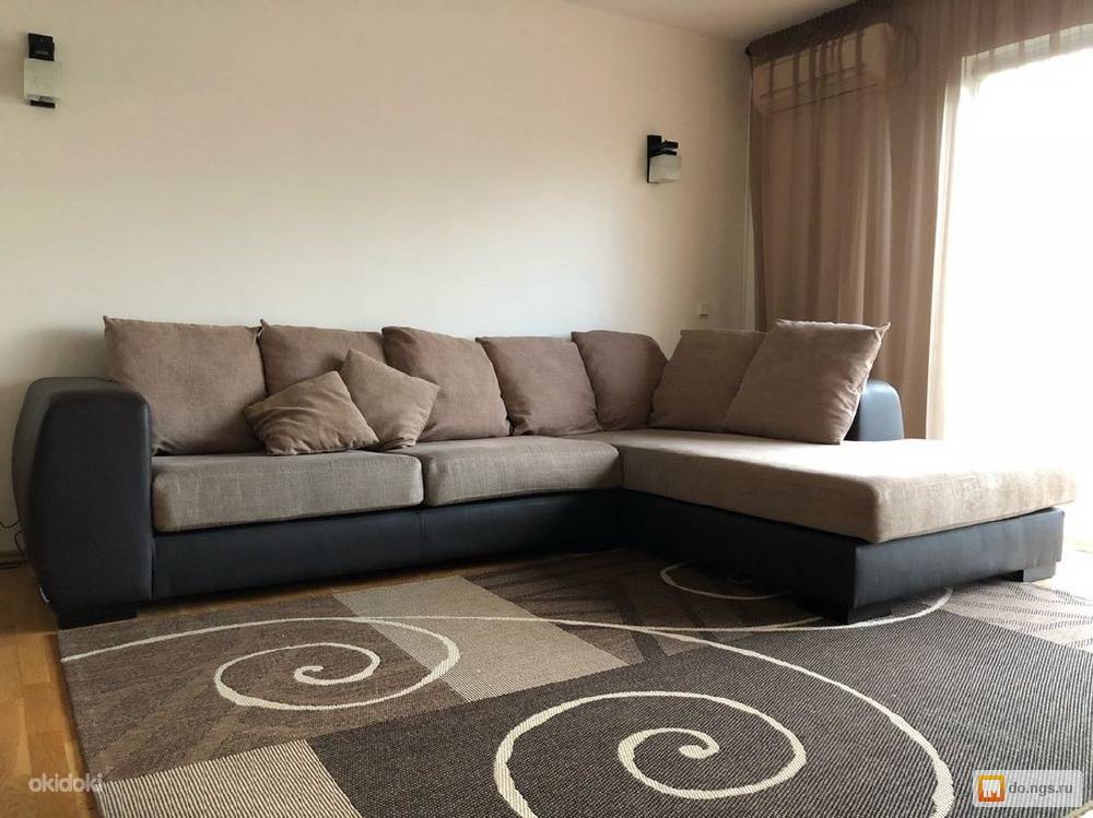 Коричневый ковер и серый диван