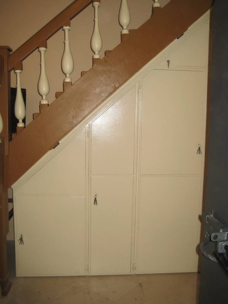 Монтаж щкафа купе под лестницей в частном доме своими руками: Обзор