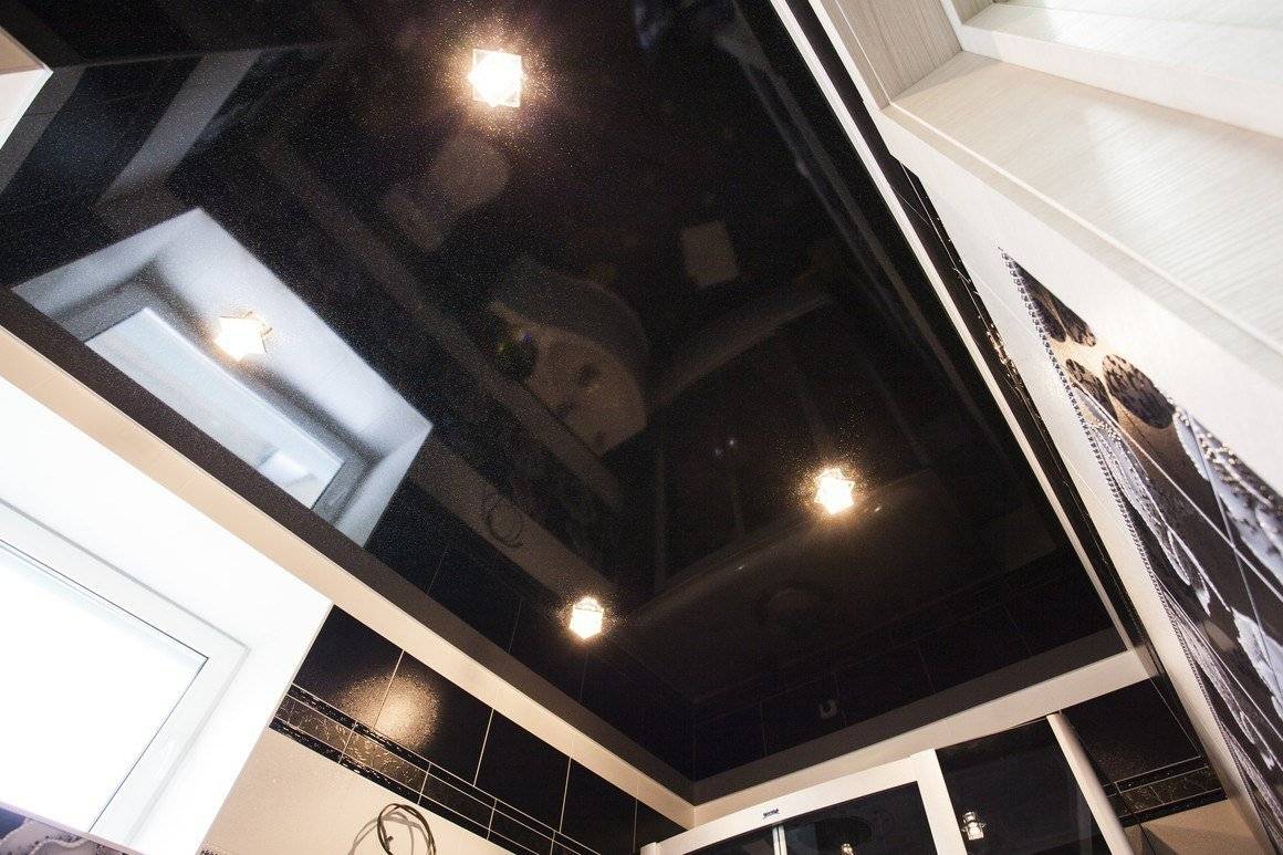 Черный натяжной потолок в интерьере на фото