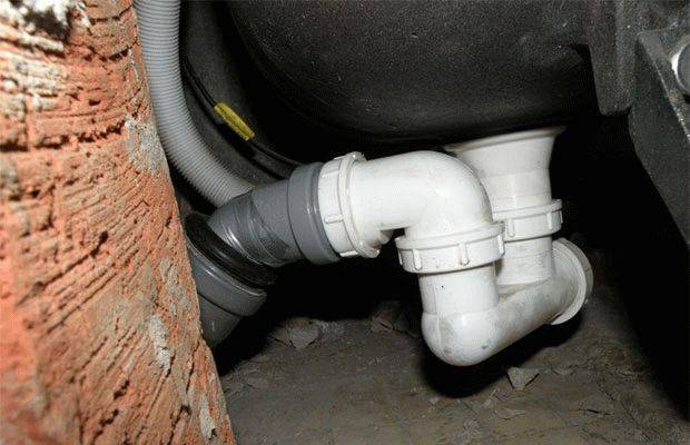 Как устранить запах из канализации в частном доме