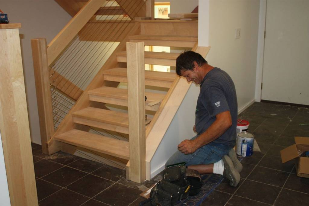 Как собрать деревянную лестницу своими руками с поворотом из готовых элементов