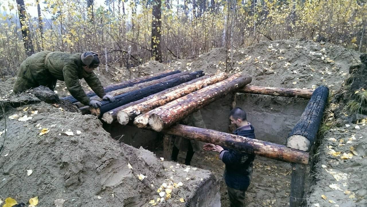 Траншея в лесу. Незаглубленная землянка. Землянка для выживания в лесу. Строим землянку в лесу. Шалаш под землей.