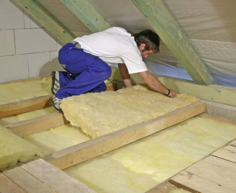 Утеплитель для потолка: чем лучше утеплить, тонкости пароизоляции, экологичные рулонные негорючие материалы для стен