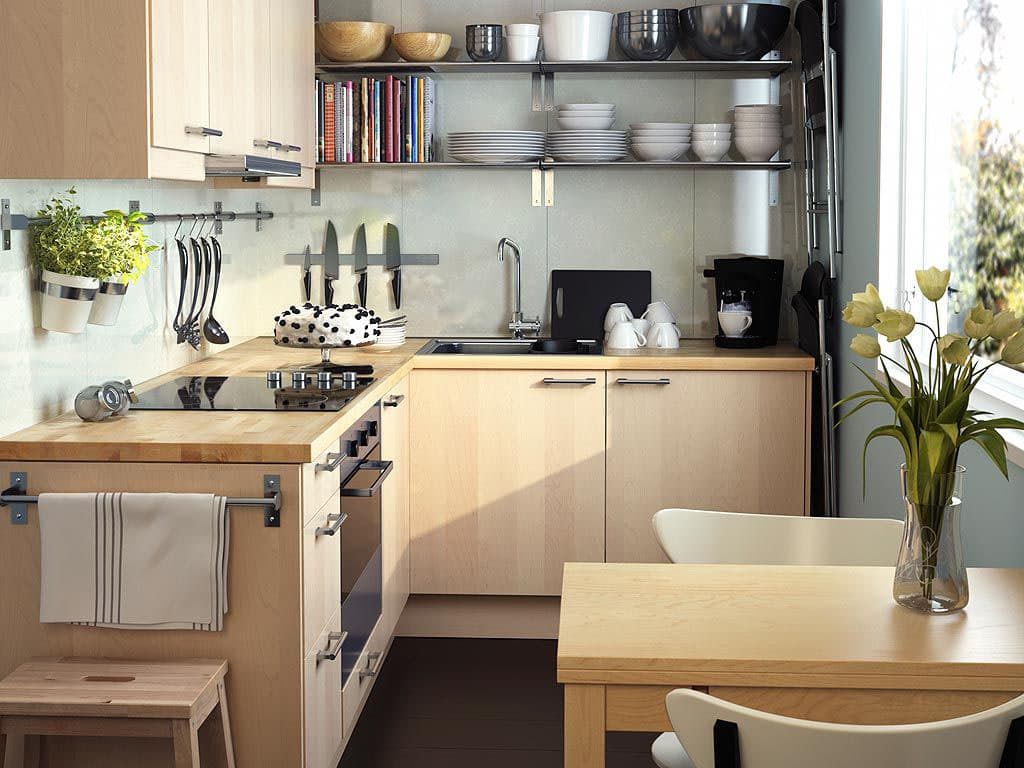 Угловая кухня с окном (43 фото): варианты дизайна г-образной кухни с окном посередине в частном доме. особенности кухонного гарнитура с подоконником