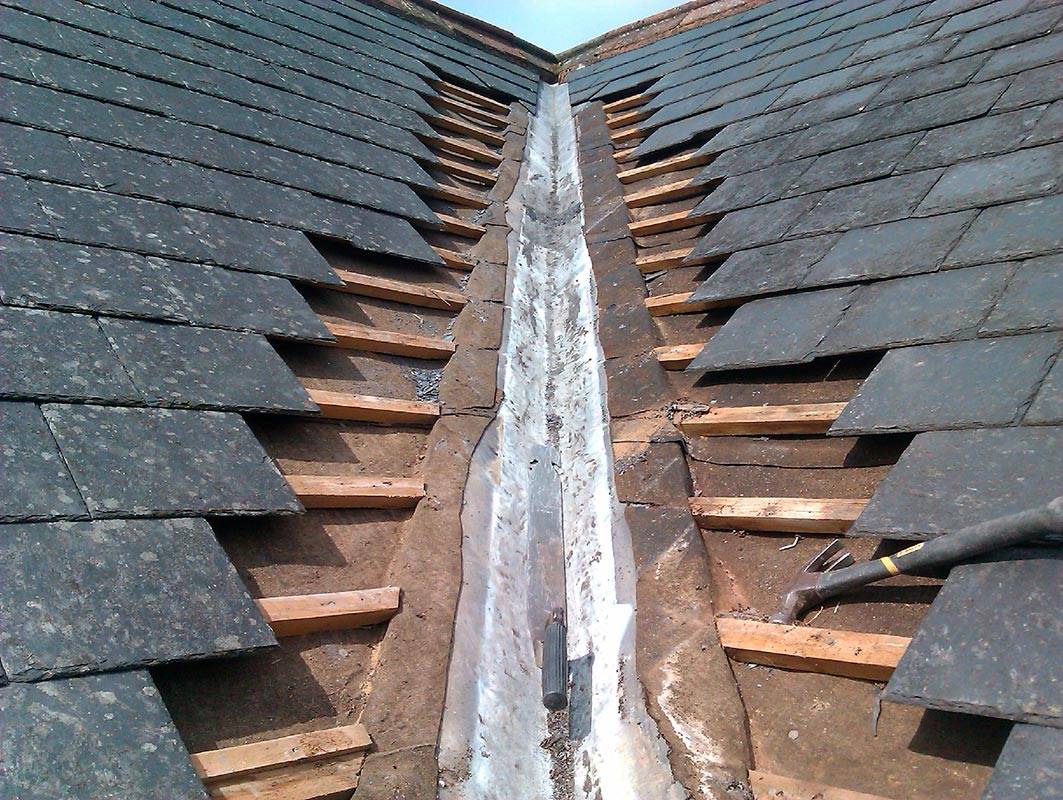 Что делать, если течёт крыша в частном доме и в многоквартирном