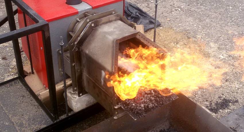 Как топить топливными брикетами печь, как их разжигать