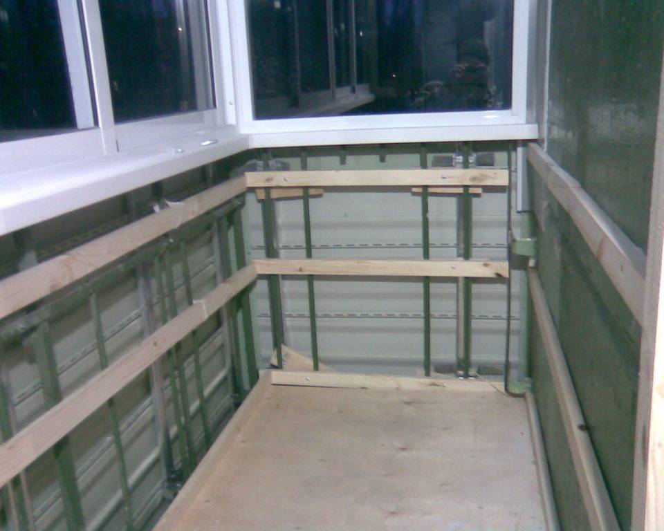 Как выполнить отделку балкона пластиковыми панелями: инструкция с фото и видео
