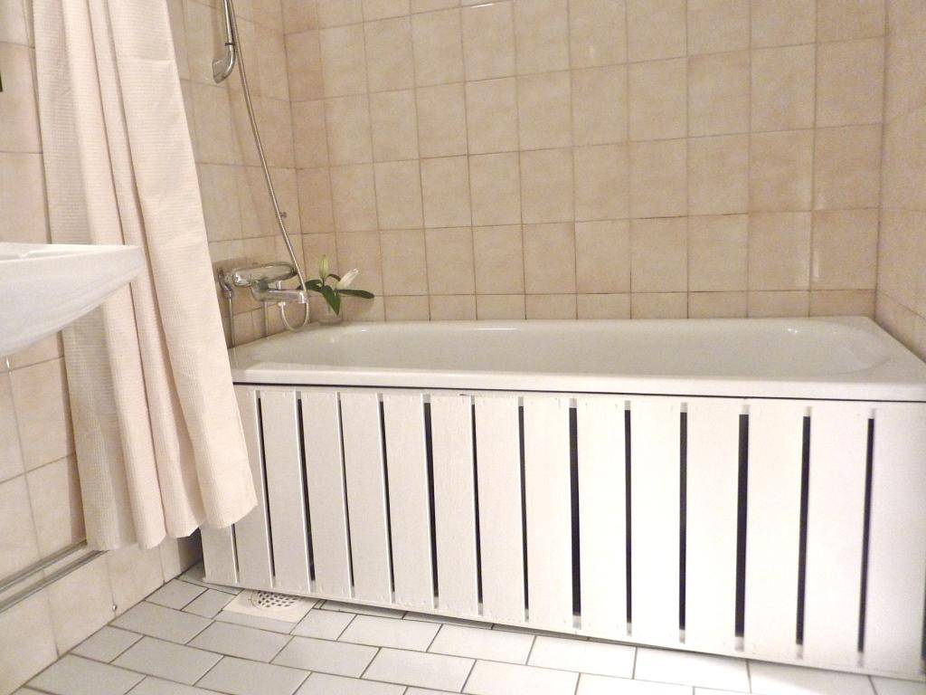Чем и как закрыть пространство под ванной своими руками — видео инструкция и фото