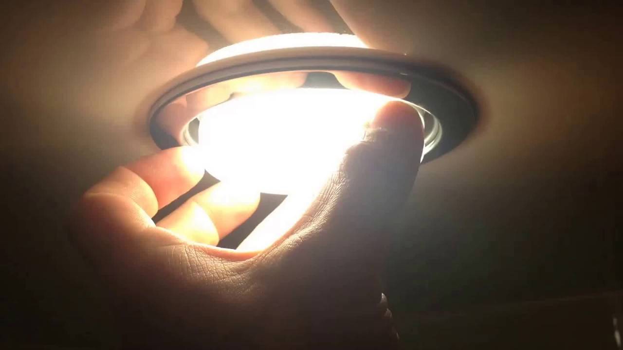 Подробная пошаговая инструкция, как выкрутить лампочку из натяжного потолка
