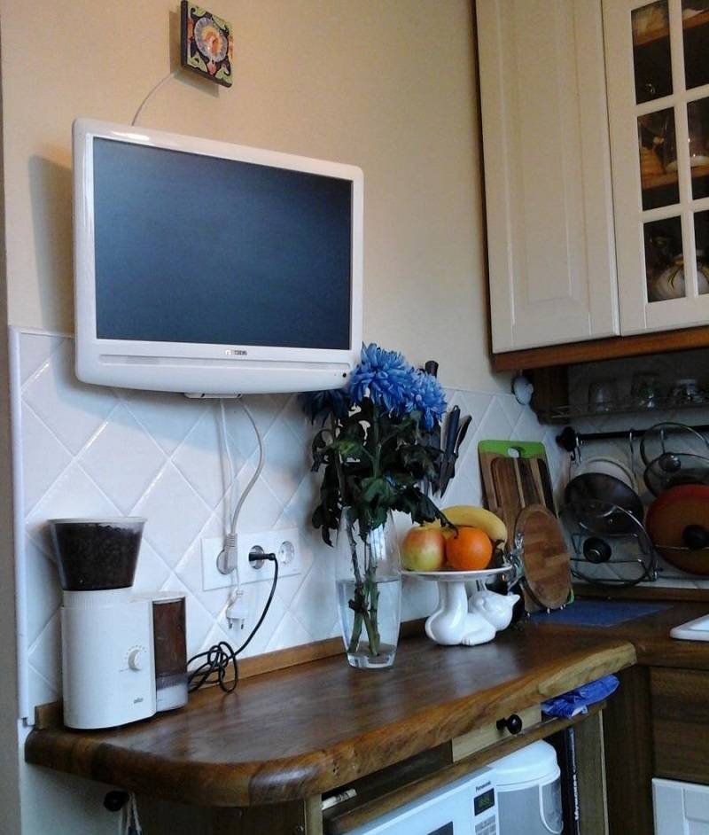 Как правильно повесить телевизор на стену в зал, кухню, спальню, высота от пола