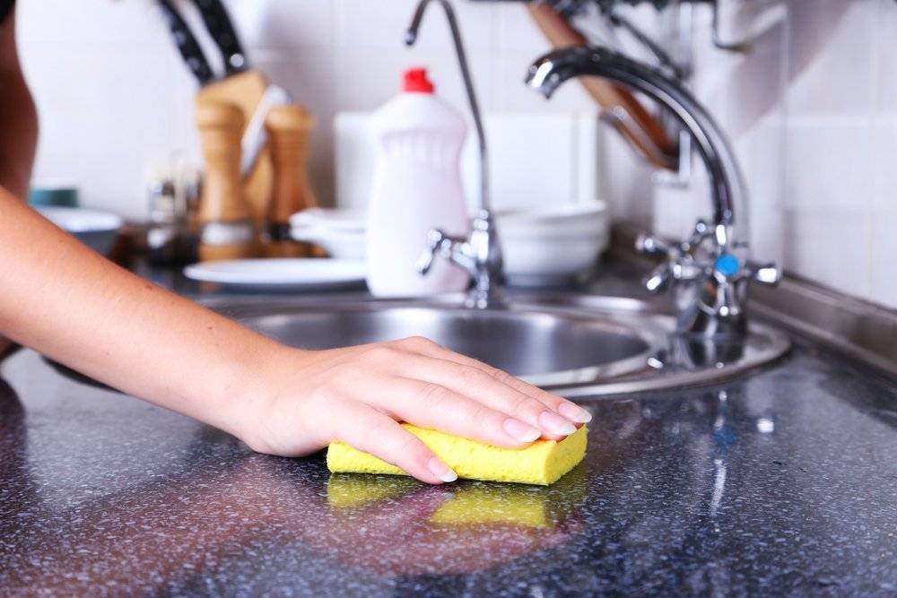 Чем почистить столешницу на кухне