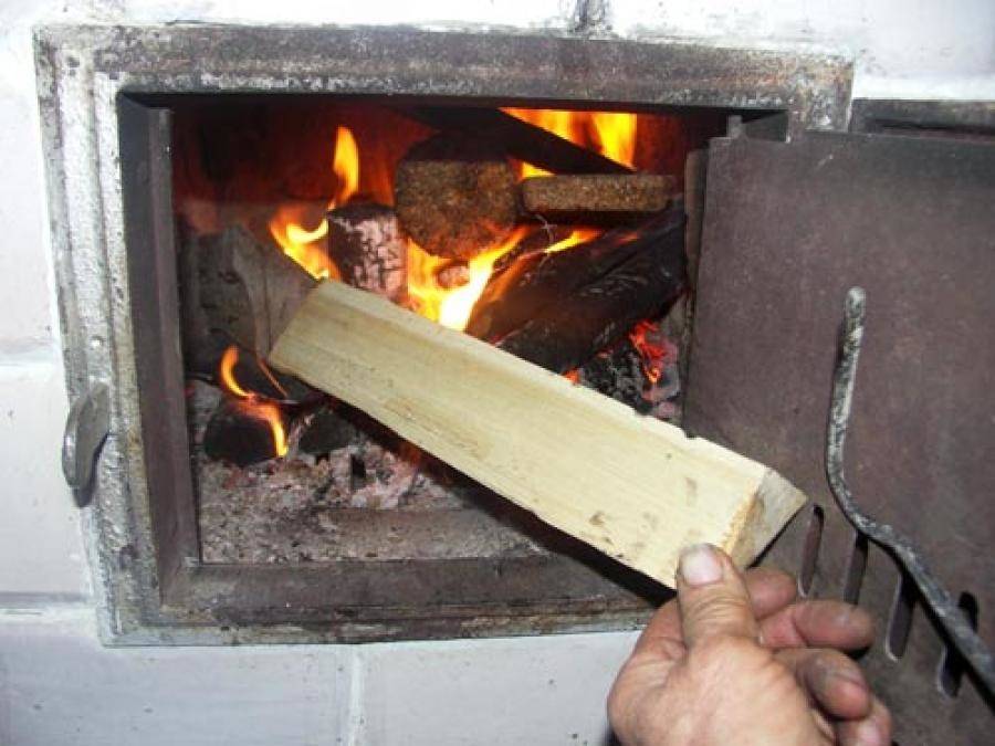 Как правильно топить печь дровами в деревянном или кирпичном доме: пошаговая инструкция + фото