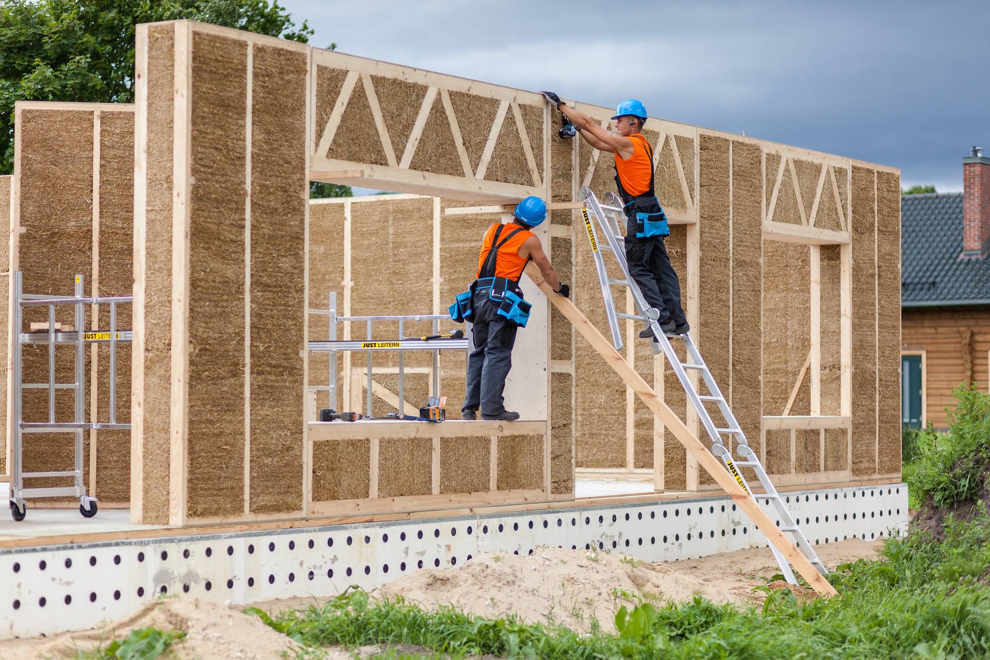 Из чего лучше строить дом: обзор строительных материалов для возведения стен дома для постоянного проживания