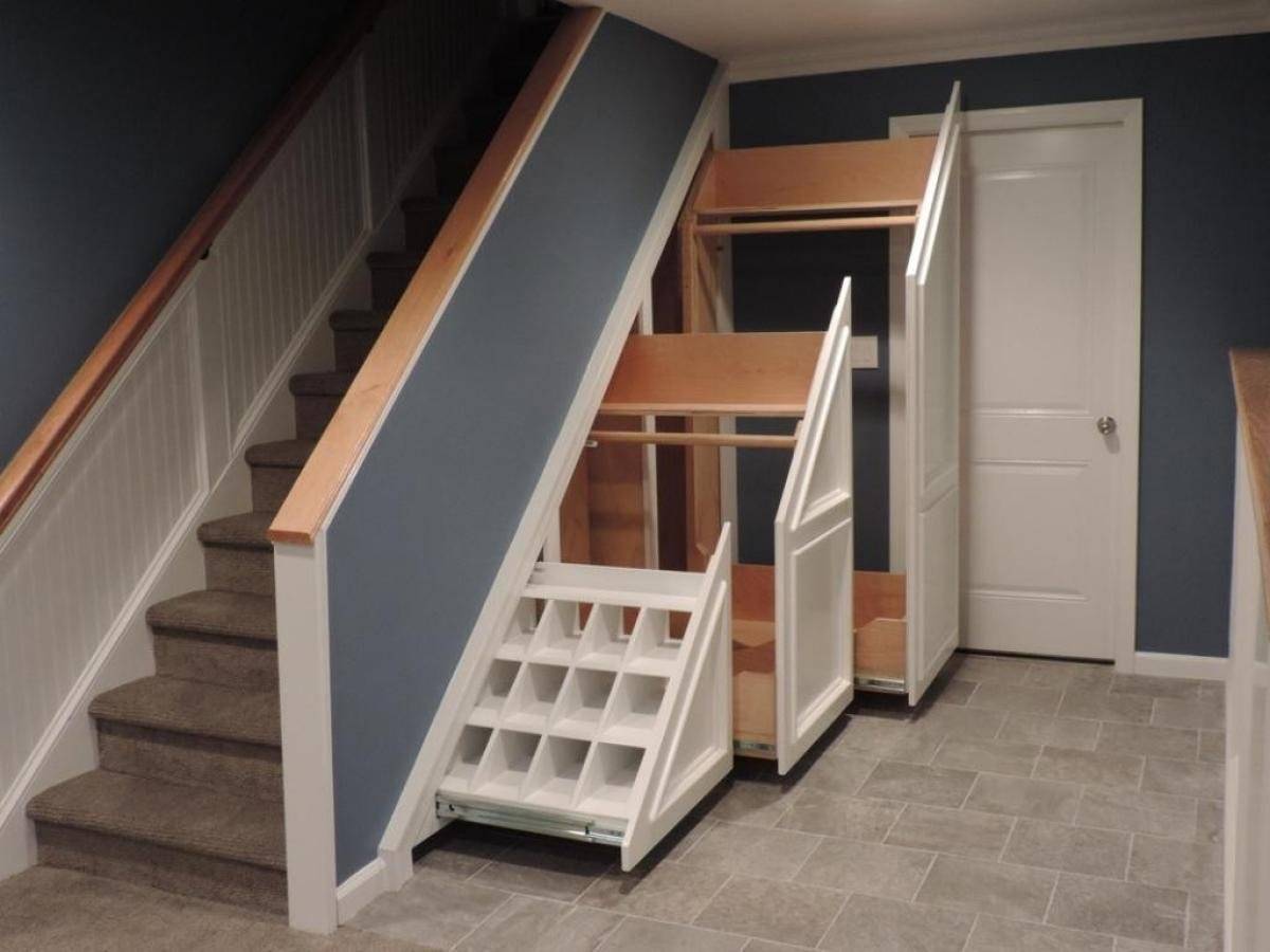 Шкаф под лестницей. идеи использования свободного пространства.