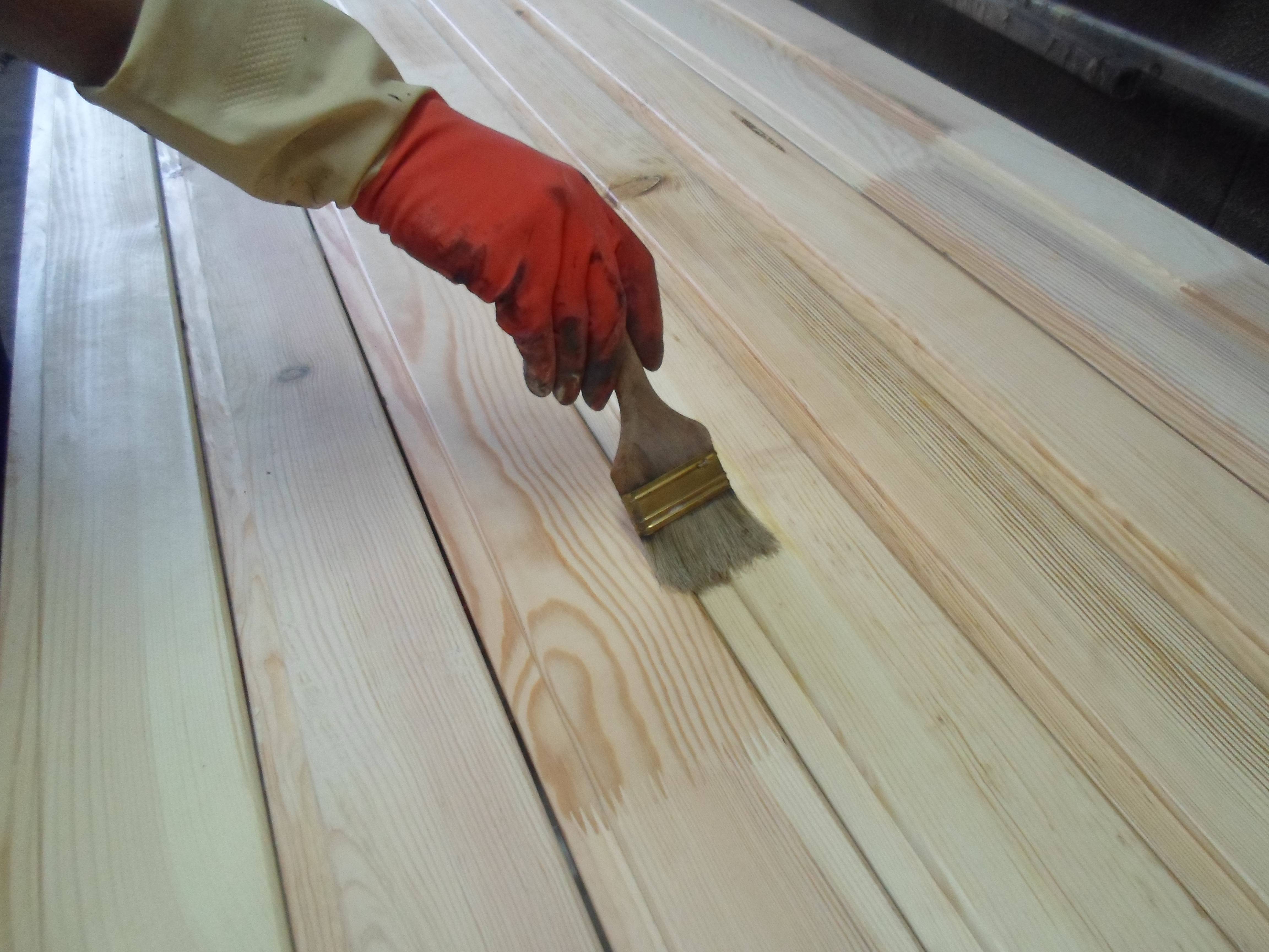 Как покрыть лаком деревянную лестницу: выбор и нанесение лака