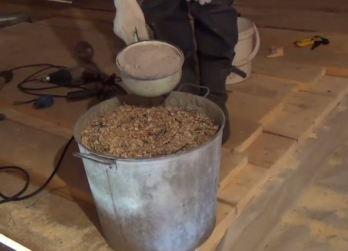 Делать утепление потолка бани глиной с опилками или опилками с цементом? Что лучше и есть ли разница?