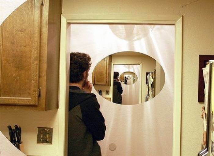 Портал в потусторонний мир в вашей спальне: расскажем, где нельзя вешать зеркало в доме