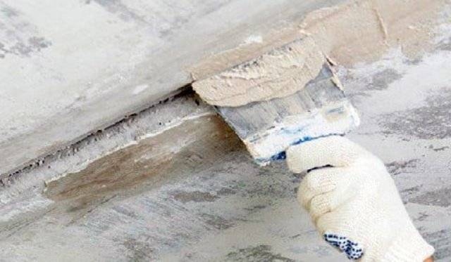 Как заделать на потолке между плитами швы, трещины и щели, как выровнять своими руками перепады и стыки, какие инструменты использовать?