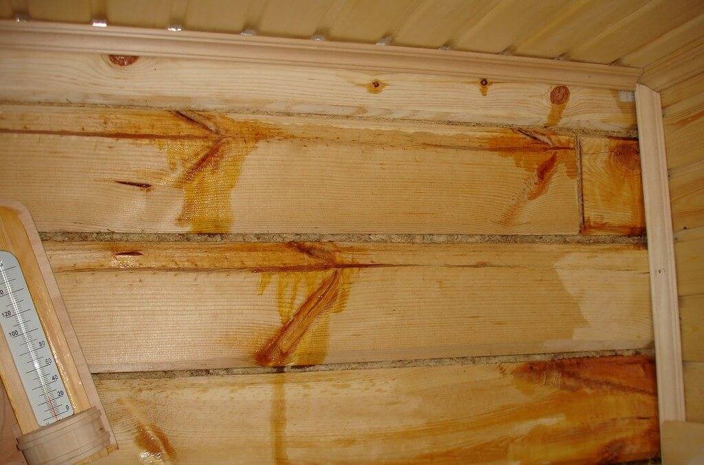 Как убрать смолу с доски (сосновой и др.): чем удалить с деревянной поверхности перед покраской, как оттереть следы после?