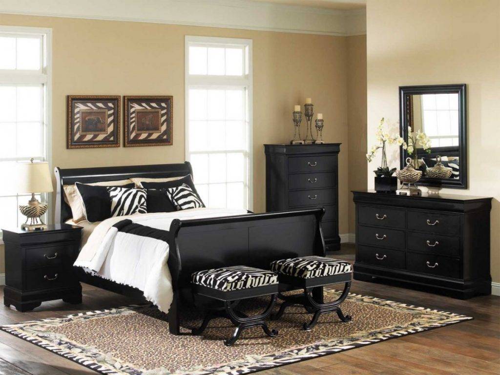 Черная мебель: кресло, диван, кровать. сочерание