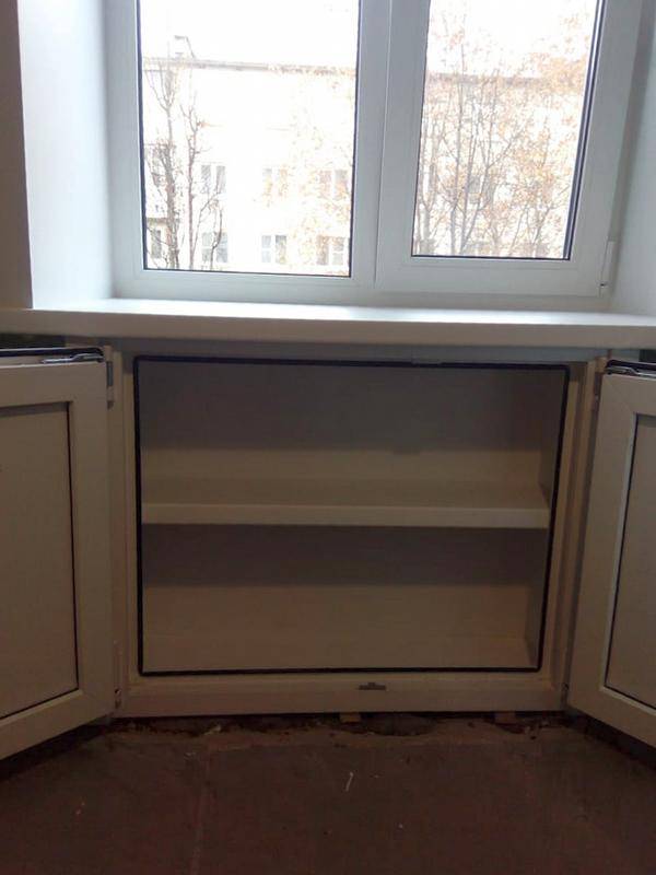 Холодильник под окном (29 фото): зимняя модель с пластиковыми дверцами под подоконником в "хрущевке", его отделка, отзывы