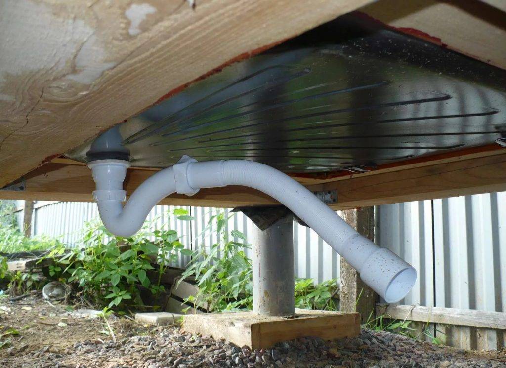 Слив воды из бани — прокладка труб и строительство септика