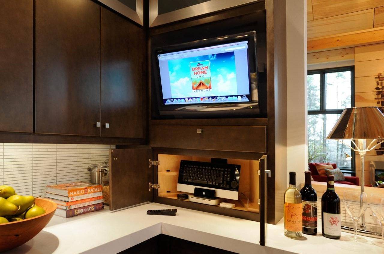 Телевизор в кухонном гарнитуре, на углу стены - 28 фото