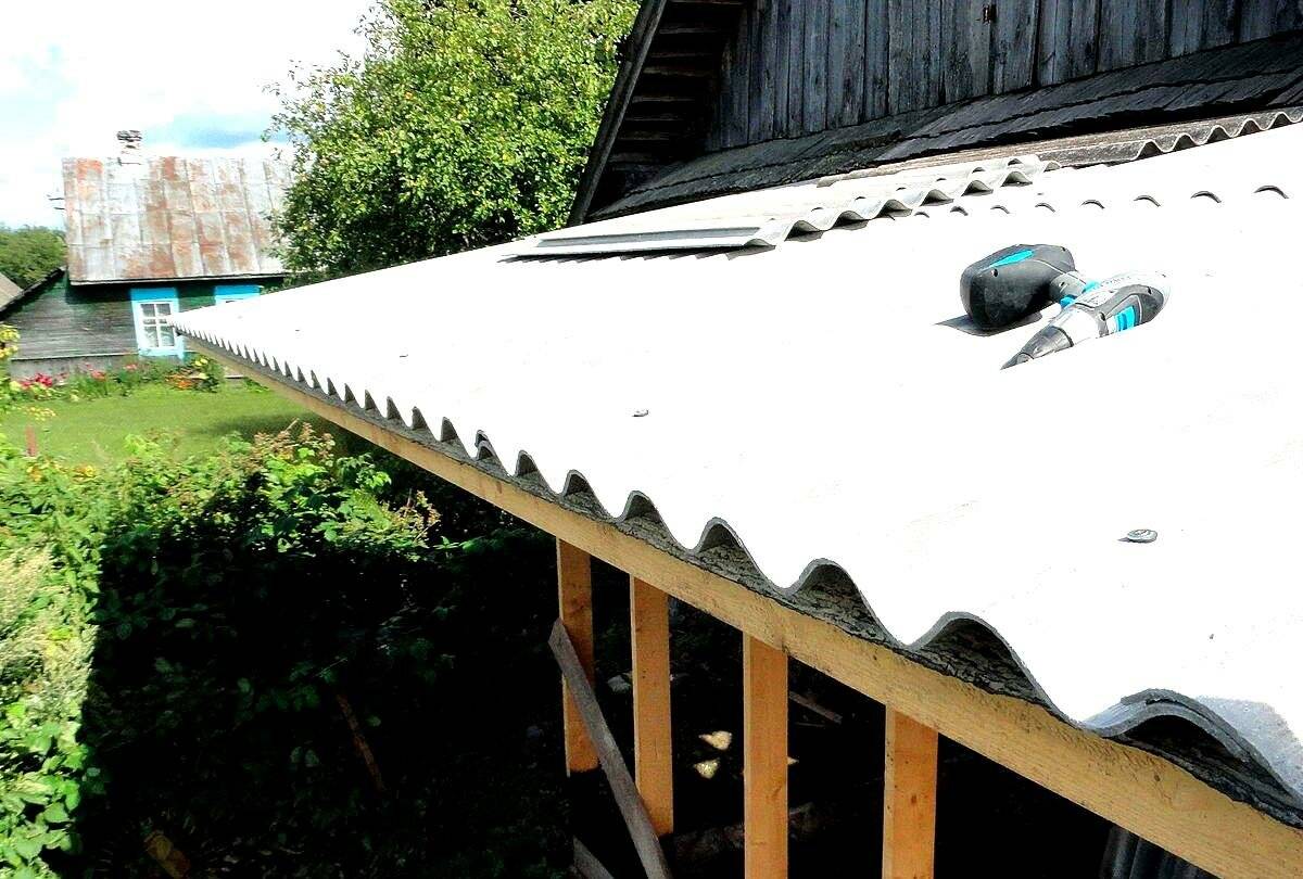 Крыша из шифера своими руками: как правильно поднять шифер и накрыть крышу