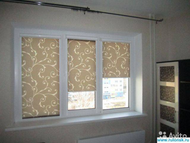Сочетание рулонных штор и тюли на одном окне