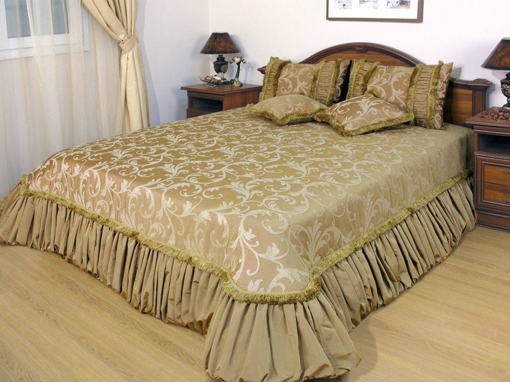 Современные варианты покрывал для кровати в спальне, советы дизайнеров
