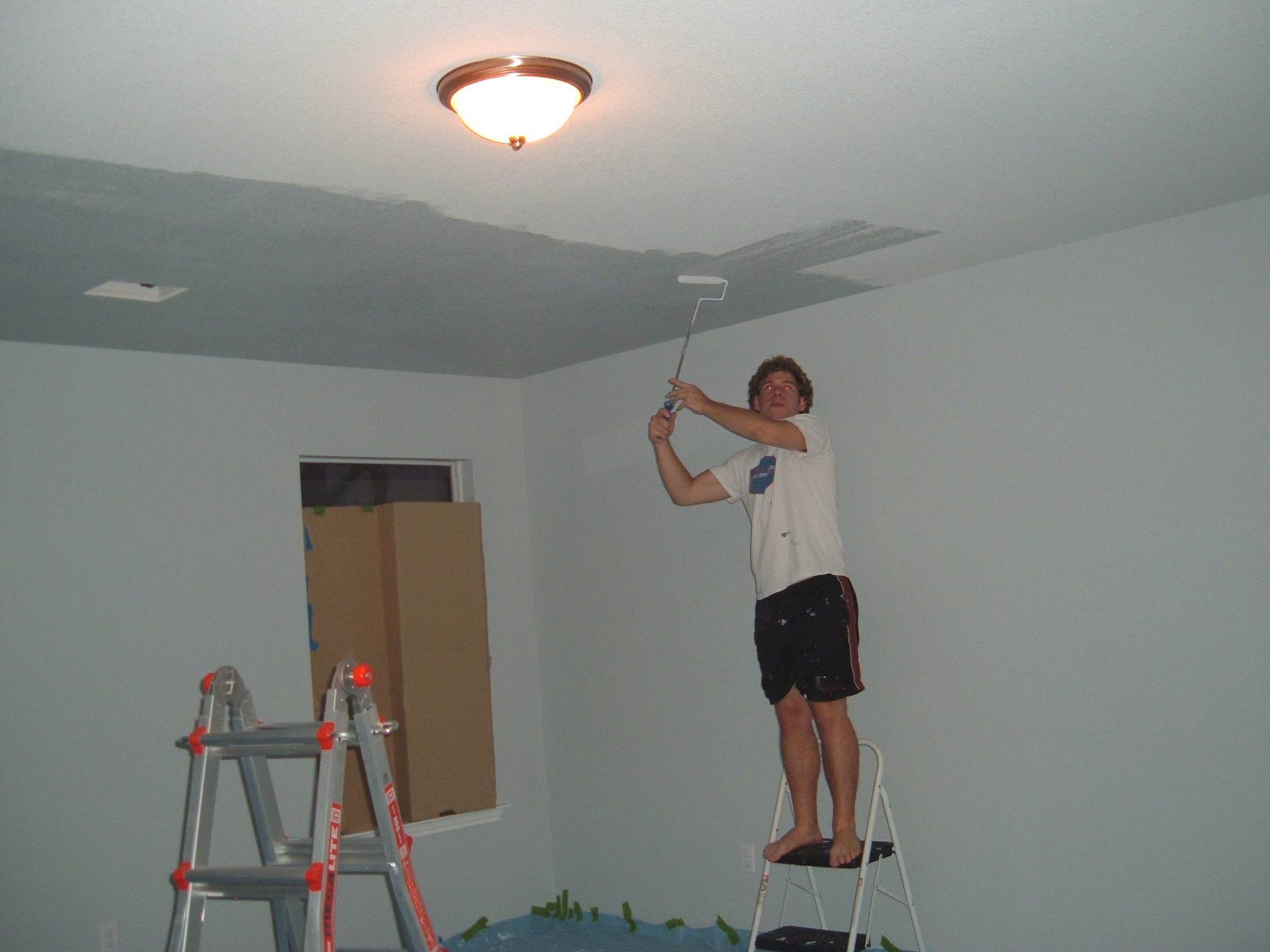 Ремонт потолка своими руками – 4 варианта проведения работ