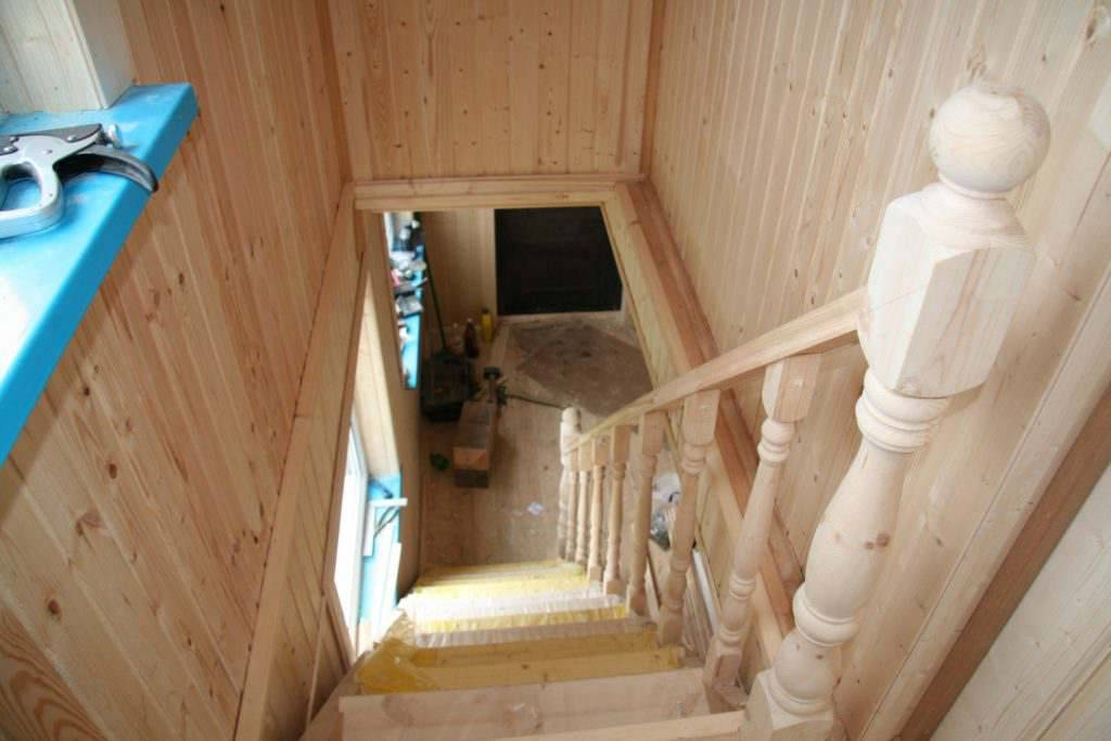 Принцип возведения качественной лестницы на второй этаж в бане своими руками. лестница для бани: виды конструкций, входная, межэтажная, расчеты и монтаж своими руками в месте, где дверь, можно расположить