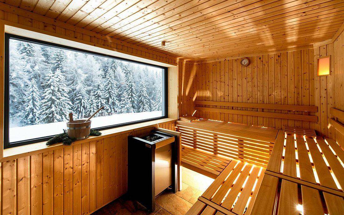 Окна для бани (44 фото): деревянные и пластиковые, их установка в баню из бруса и бревна, размеры окон в парилку и другие помещения