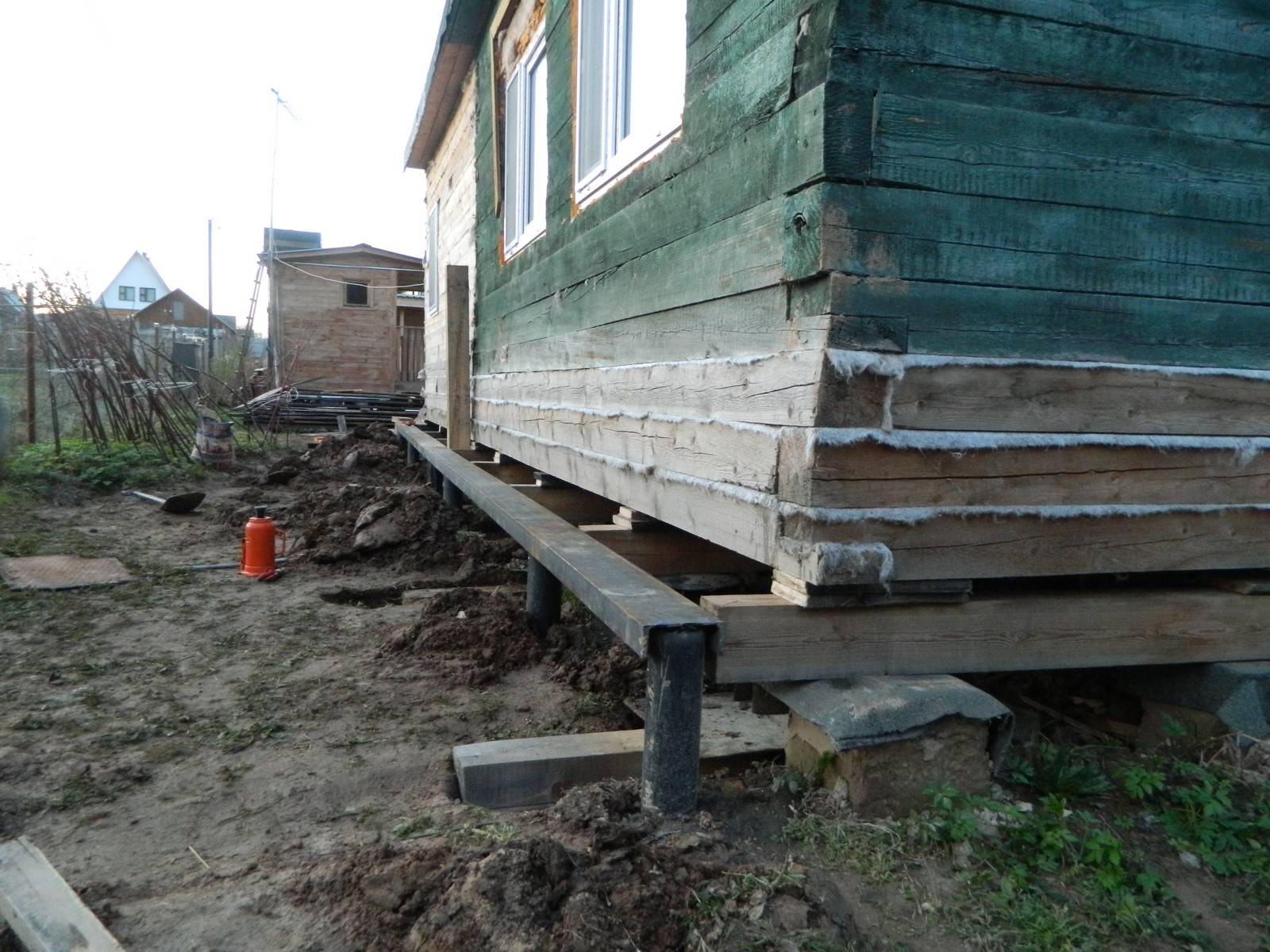 Как поднять дом на домкратах и залить фундамент