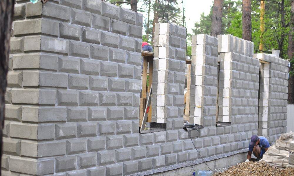 Какие плюсы и минусы Теплоблока в строительстве дома и возведении стен