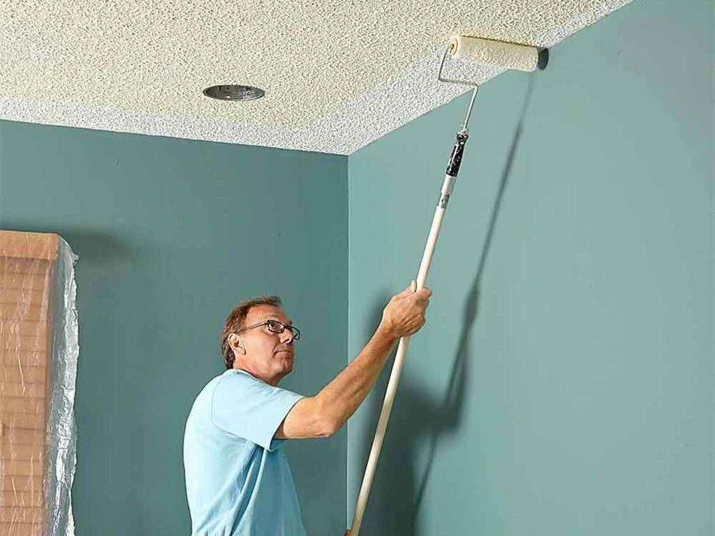 Как покрасить потолок без разводов своими руками водоэмульсионным или акриловым составом, как правильно шпаклевать старое покрытие и наносить раствор валиком?