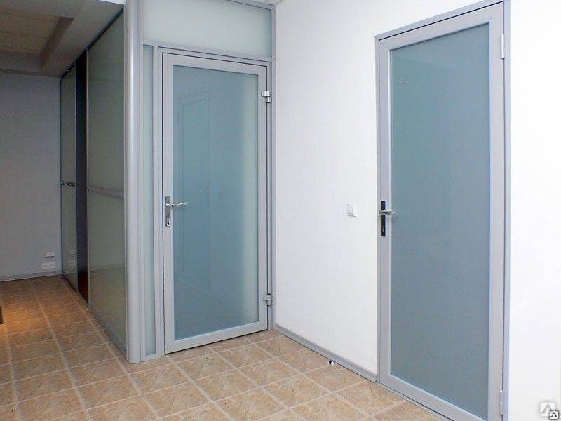 Алюминиевые входные двери со стеклом: разбираем суть