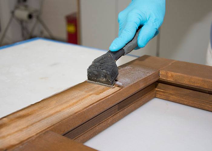 Как снять лак с деревянной поверхности в домашних условиях? чем смыть старое покрытие с дерева, как правильно удалить