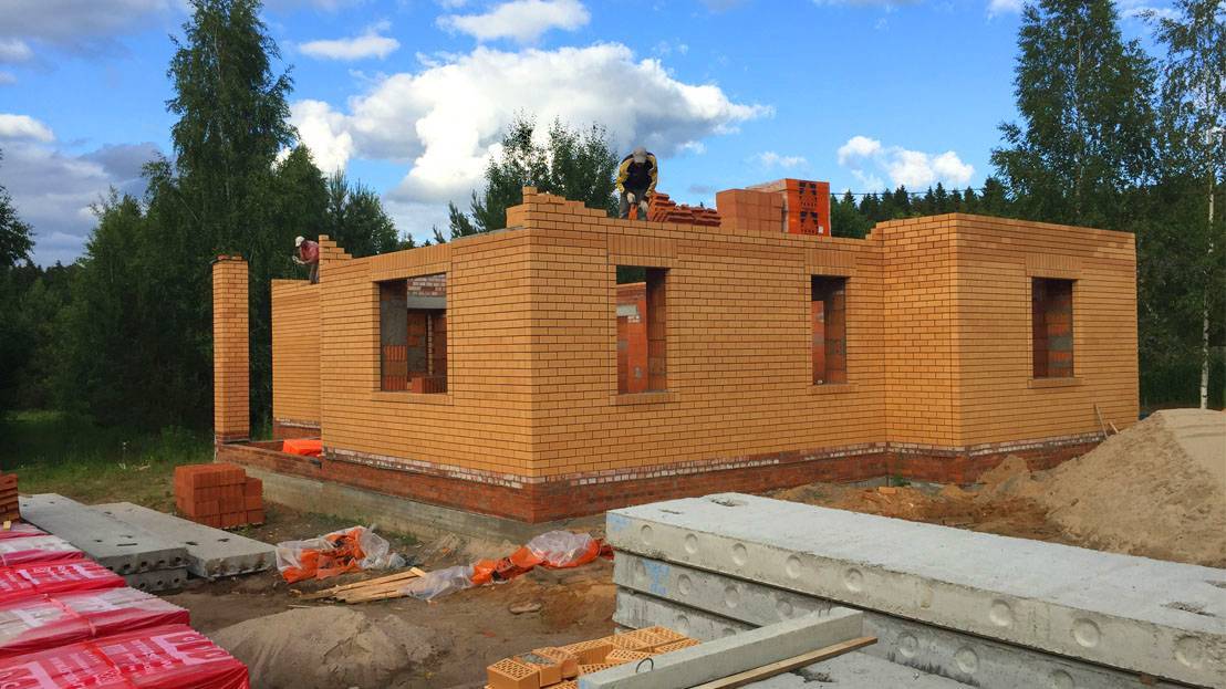7 ошибок в строительстве и обустройстве дома: Некачественный фундамент, экономия на строительных материалах - Обзор