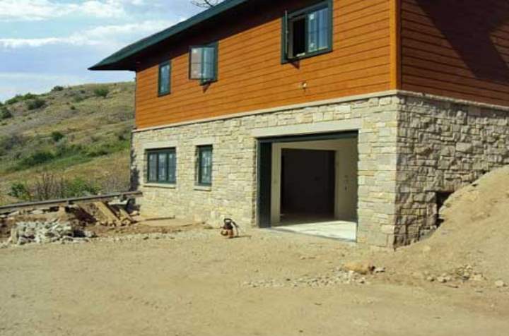 Строительство дома на склоне: проекты домов, как правильно построить, инструкция с фото