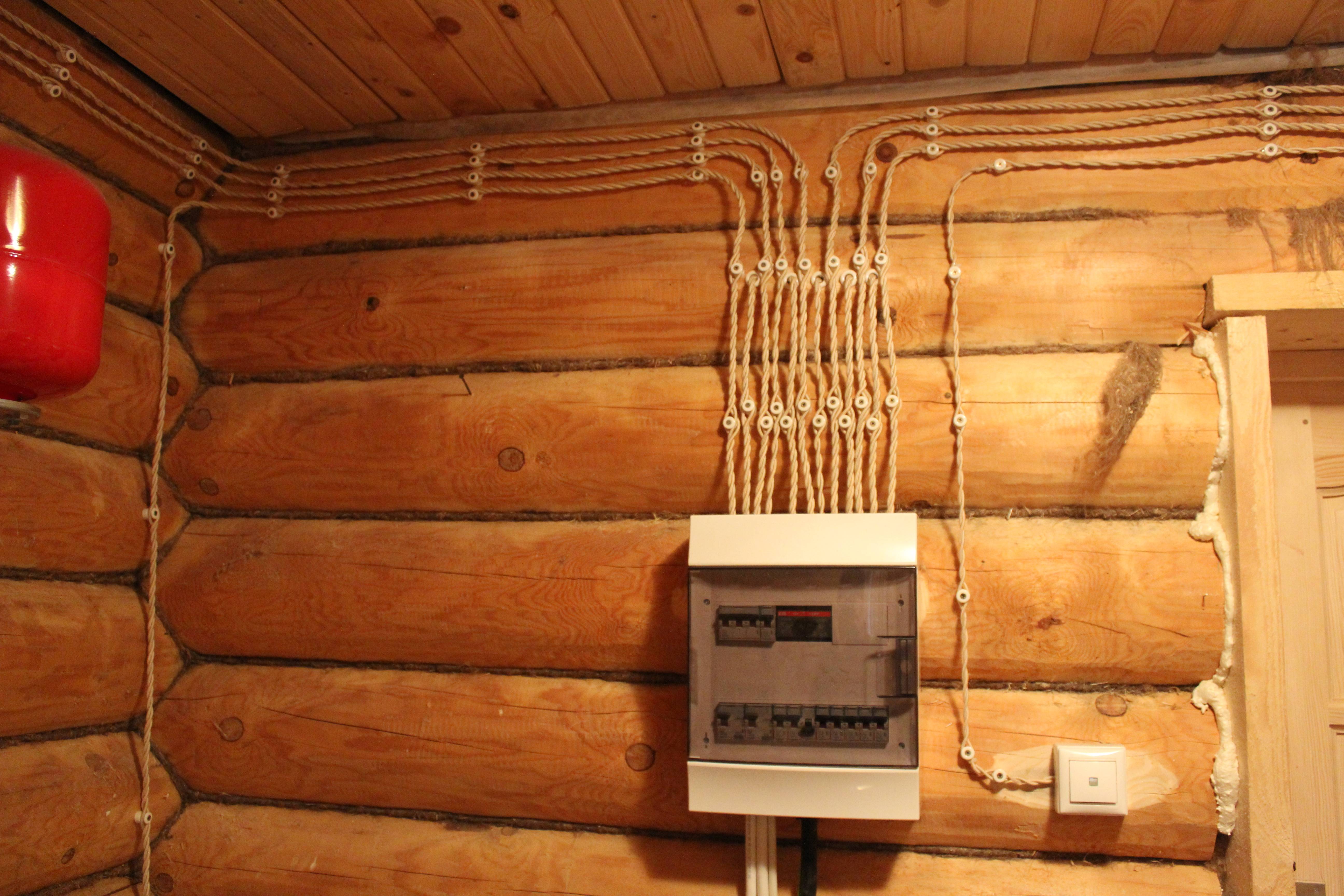 Внешняя электропроводка в деревянном доме
