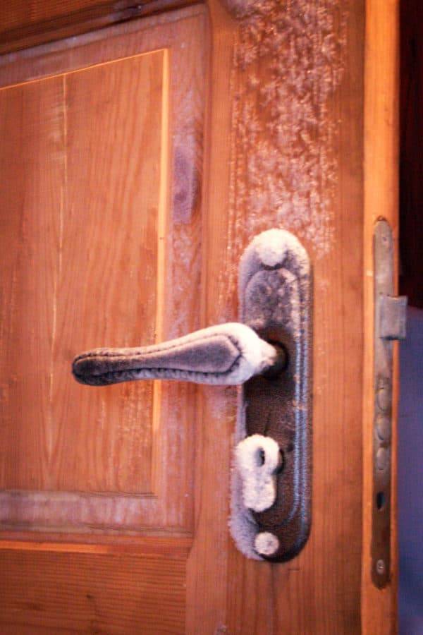 Как своими руками утеплить входную деревянную дверь: методы