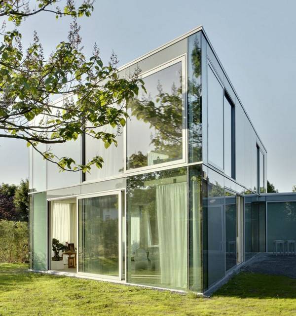 Дом из бетона и стекла