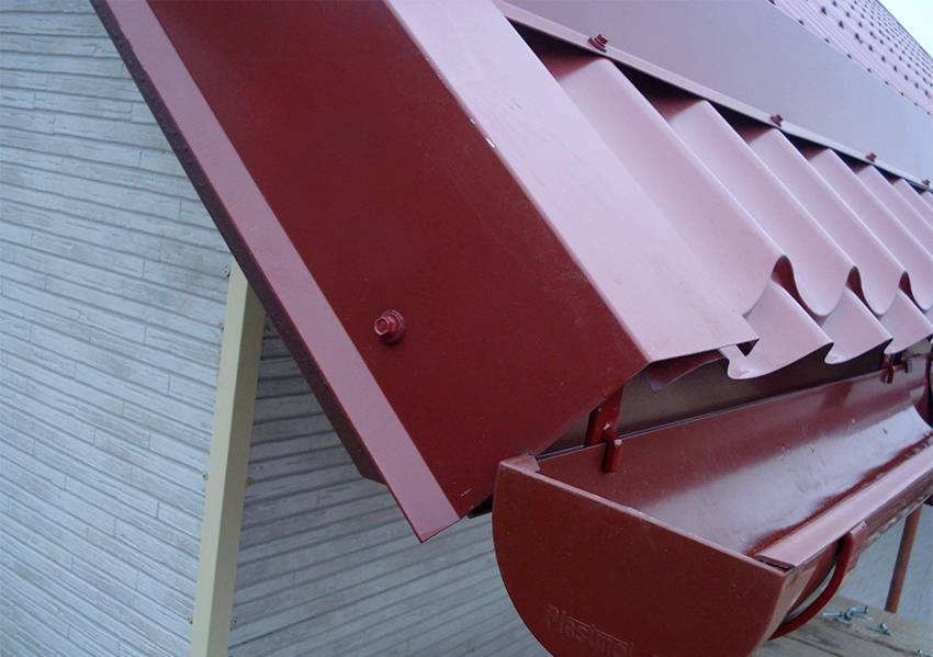 Как правильно установить ветровую планку на крышу из профнастила? - строим сами