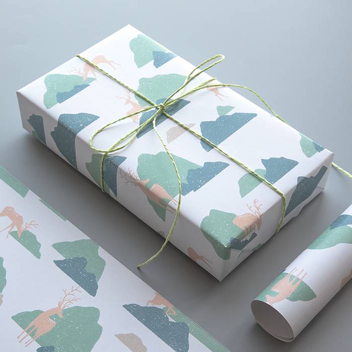 Запаковать подарок в подарочную бумагу собственными руками. листовая глянцевая бумага. необходимые материалы, чтобы правильно упаковать квадратный подарок в бумагу своими руками