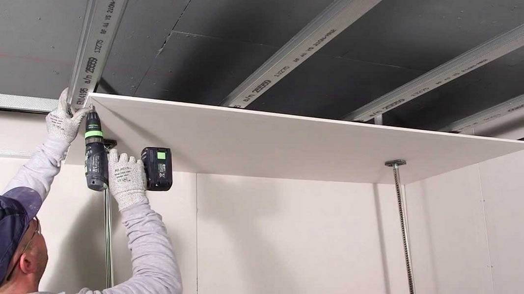 Потолок из пластиковых панелей пвх: видео, как сделать своими руками, монтаж и отделка